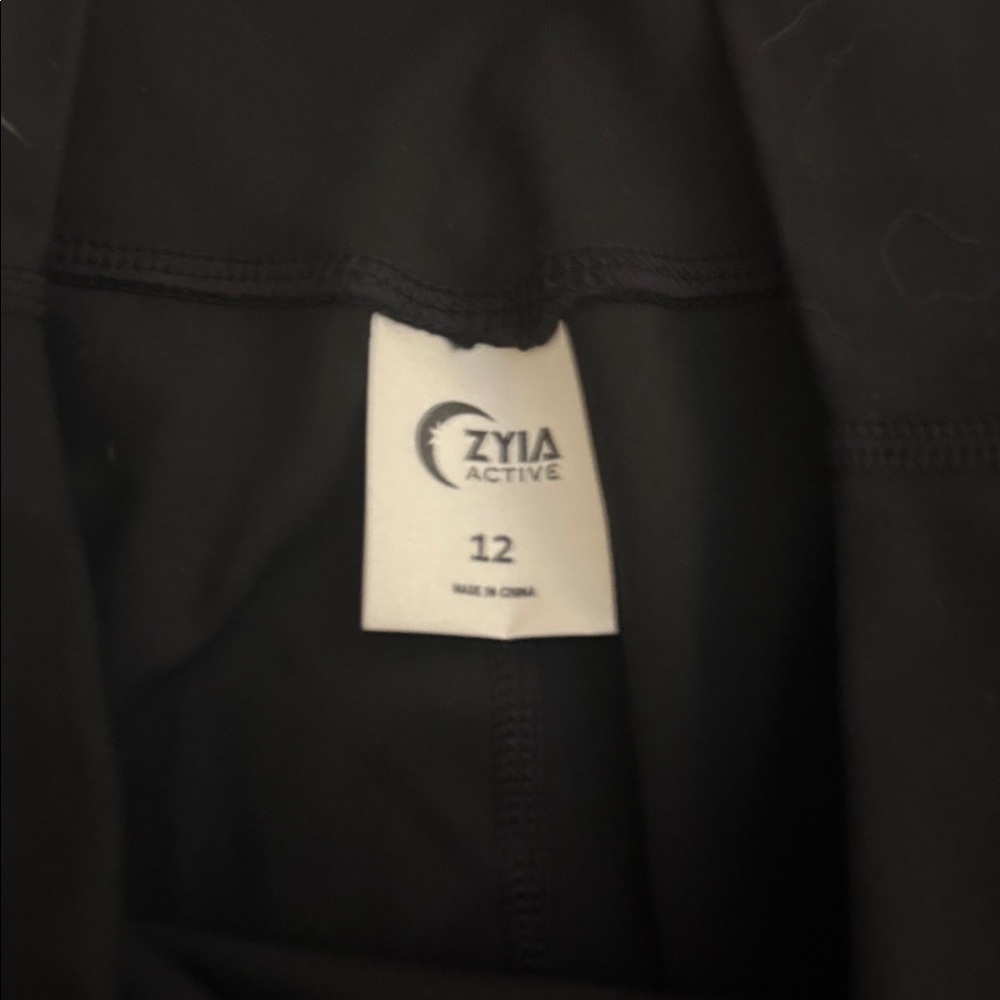 Zyia active women’s Black Leggings with no front seam - Picture 2 of 3